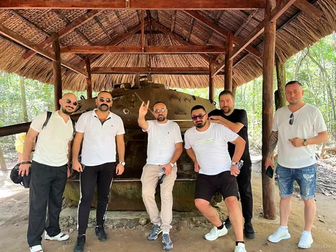 Privater Guide führt eine Cu Chi Tunnel Tour durch den unterirdischen Komplex